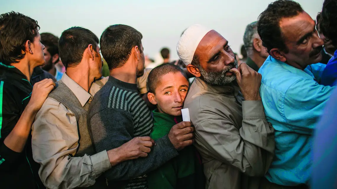 W kolejce po pomoc humanitarną: iraccy uchodźcy wewnętrzni w obozie Hassan Sham niedaleko Mosulu, 8 listopada 2016 r. / Fot. FELIPE DANA / AP / EAST NEWS / 
