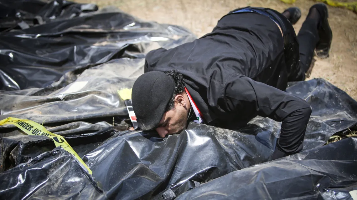Ciała ofiar terroru IS, wydobyte z masowego grobu w Tikricie, 12 kwietnia 2015 r. fot: Ahmad Al-Rubaye/AFP/EASTNEWS / 