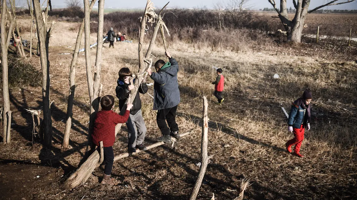 Dzieci uchodźców i migrantów oczekujących na możliwość wjazdu do Macedonii i dalszej podróży na Zachód. Idomeni, Grecja, styczeń 2016 r. / / Fot. GIANNIS PAPANIKOS / AP / EAST NEWS