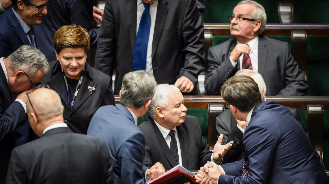 Prezes PiS Jarosław Kaczyński i premier Beata Szydło przed debatą nad exposé, Warszawa, 18 listopada 2015 r. /  / RADEK PIETRUSZKA / PAP