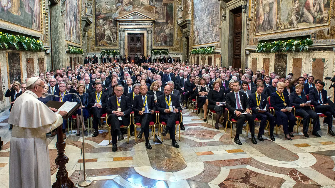 Papież Franciszek przemawia po otrzymaniu Nagrody Karola Wielkiego, Watykan, 06.06.2016 r/. / / Fot. L'Osservatore Romano/Pool Photo via AP