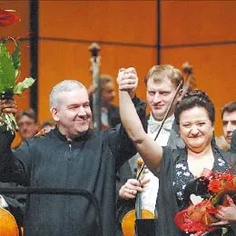 Marc Minkowski (z lewej) na scenie Teatru Wielkiego - Opery Narodowej / 