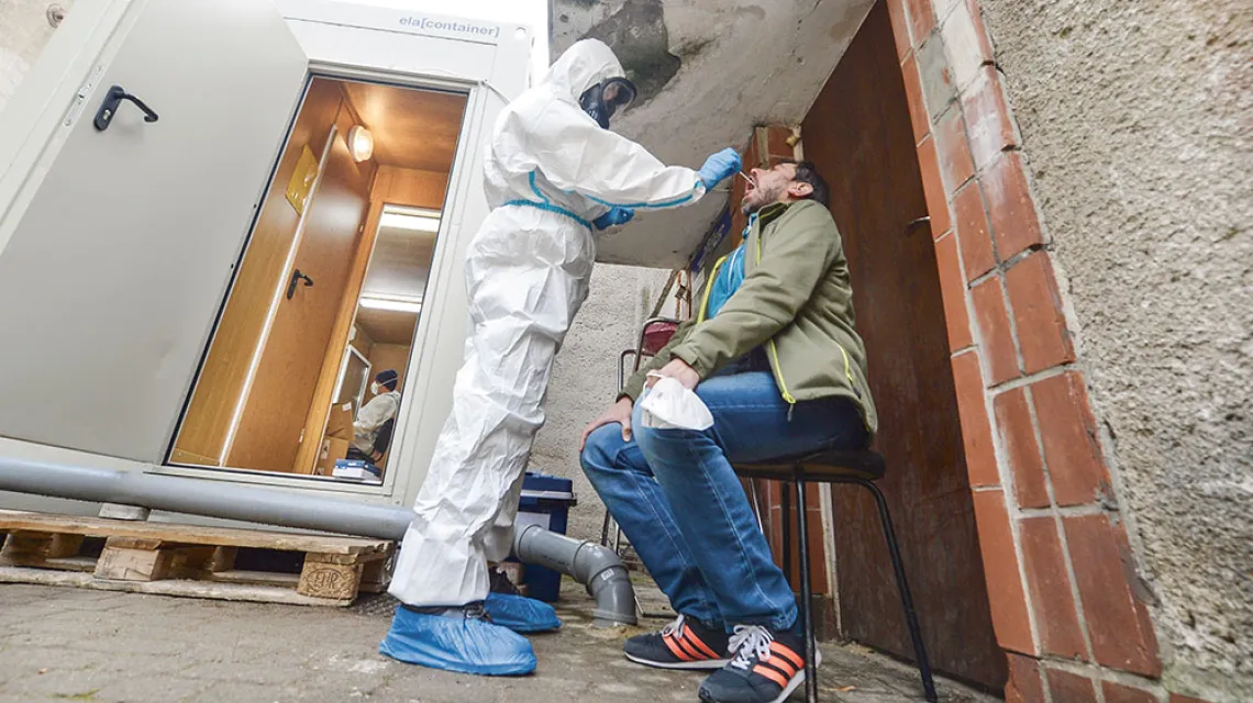 Testy na koronawirusa przed szpitalem na Solcu w Warszawie, 23 października 2020 r. Fot. Czarek Sokołowski / AP / East News / 