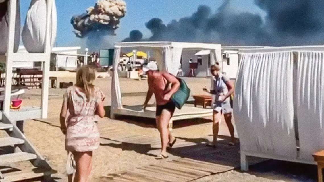 Kemping nad Morzem Czarnym w chwili wybuchu w bazie lotniczej Saki koło Sewastopola. Krym, 9 sierpnia 2022 r. (kadr z amatorskiego nagrania wideo) / 