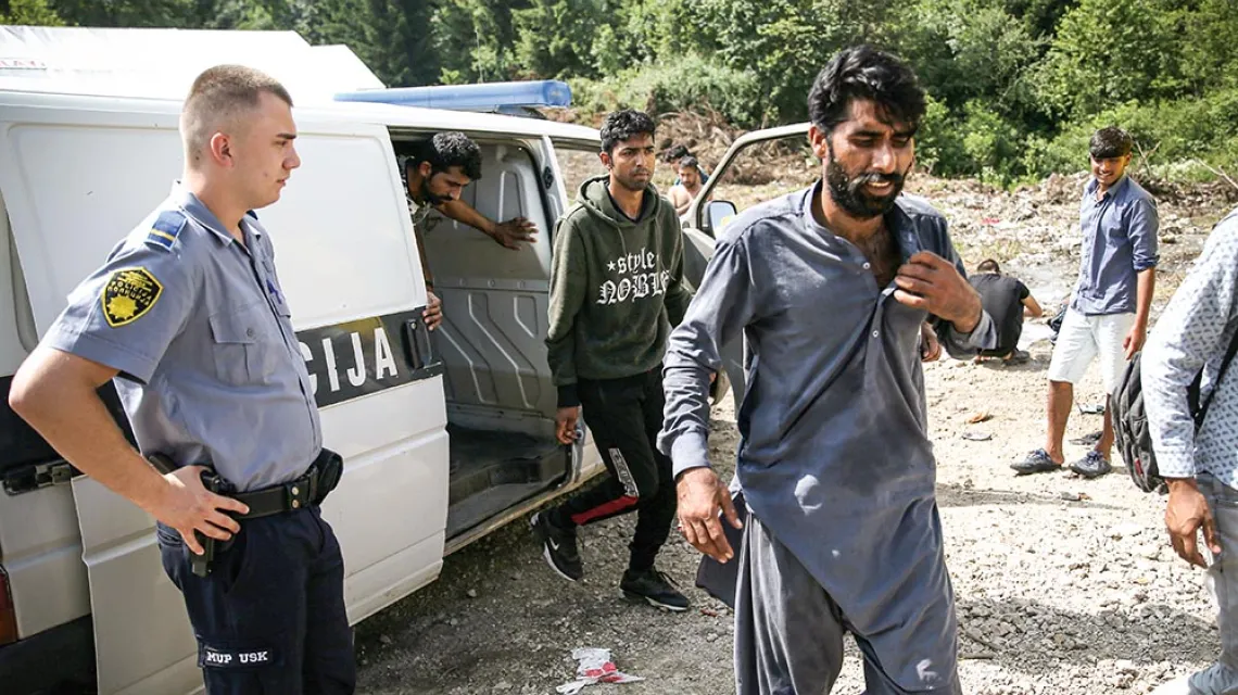 Bośniacka policja przywozi ujętych imigrantów do obozu Vucijak koło Bihacia, Bośnia i Hercegowina, lato 2019 r. / FORUM / REUTERS