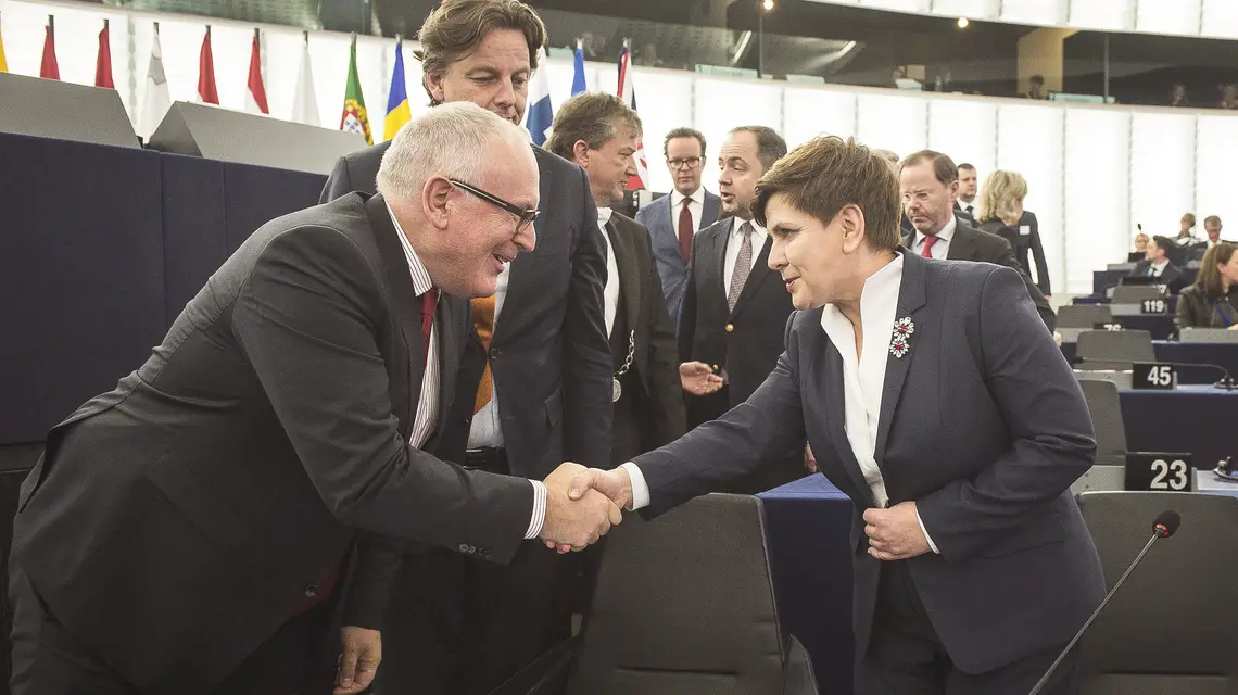 Premier Beata Szydło wita się z wiceprzewodniczącym Komisji Europejskiej Fransem Timmermansem przed debatą o Polsce w Parlamencie Europejskim, Strasburg, 19 stycznia 2016 r. / / Fot. Wiktor Dąbkowski / PAP