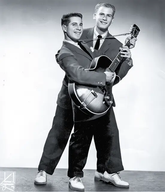 Art Garfunkel i Paul Simon jako Tom and Jerry, Nowy Jork, 1957 r. / JAMES KRIEGSMANN / MICHAEL OCHS ARCHIVES / GETTY IMAGES