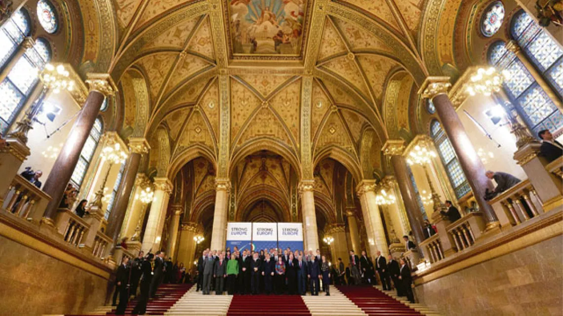 Węgry przejmują prezydencję w Unii. Na zdjęciu: politycy węgierscy i europejscy w parlamencie węgierskim. 7 stycznia 2011 r. / fot. Gergely Botar / AFP / East News / 