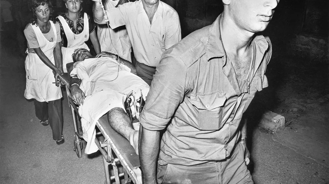 Na lotnisku w Tel Awiwie po zamachu, który przeprowadzili japońscy lewicowi terroryści, szkoleni w Korei Północnej. 30 maja 1972 r. /  / AFP / EAST NEWS