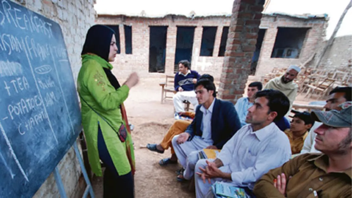 Nauka angielskiego dla afgańskich uchodźców. Peszawar w Pakistanie, wiosna 2009 r. /fot. Andrzej Meller / 
