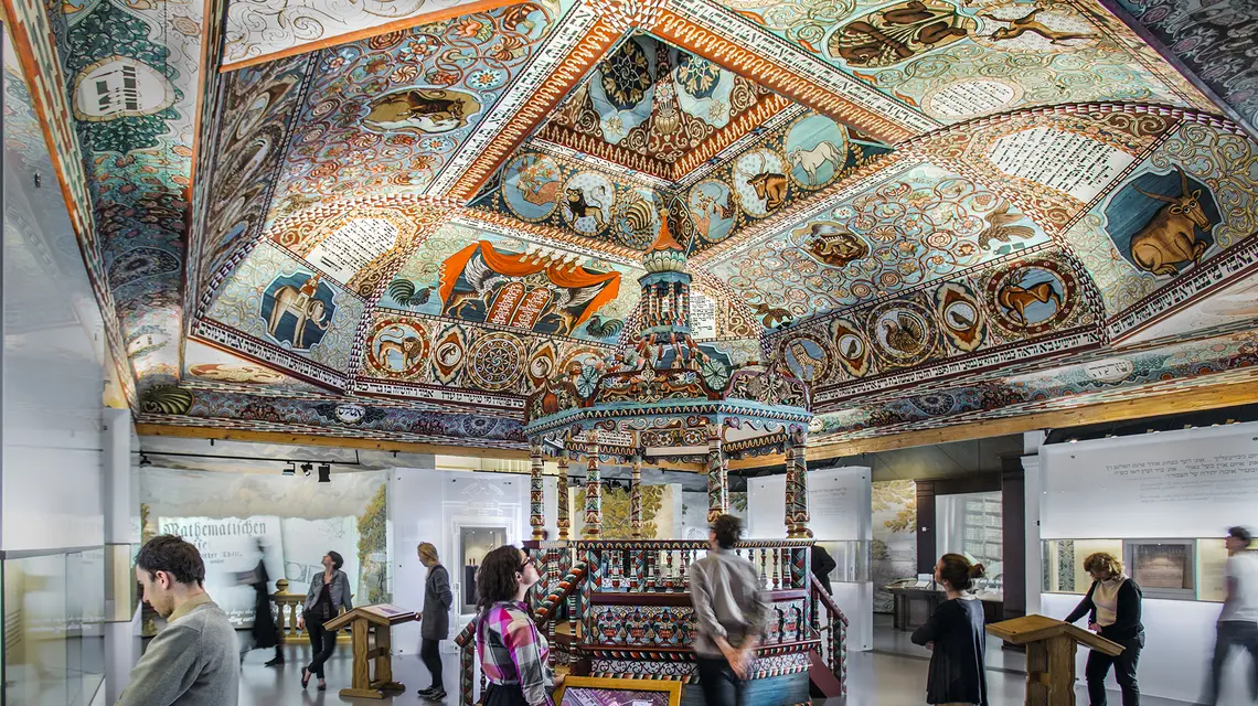 Rekonstrukcja malowanego sklepienia z drewnianej synagogi w Gwoźdźcu, centralny punkt galerii „Miasteczko” na wystawie stałej Muzeum Polin / Fot. MAGDALENA STAROWIEYSKA / MUZEUM POLIN / 