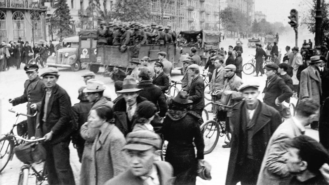 Po kapitulacji Warszawy żołnierze niemieccy wkraczają do miasta, 1939 r. / ULLSTEIN BILD DTL / GETTY IMAGES