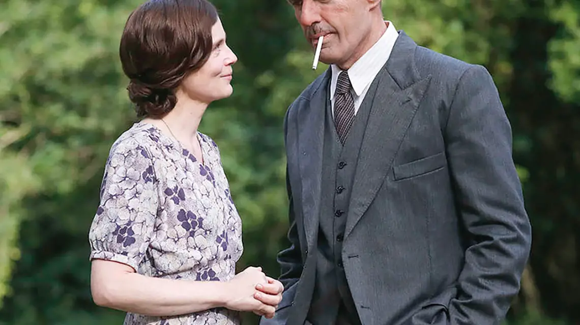 Kadr z filmu Gabriela Le Bomina: Isabelle Carré jako Yvonne de Gaulle i Lambert Wilson w roli generała. / MATERIAŁY PRASOWE