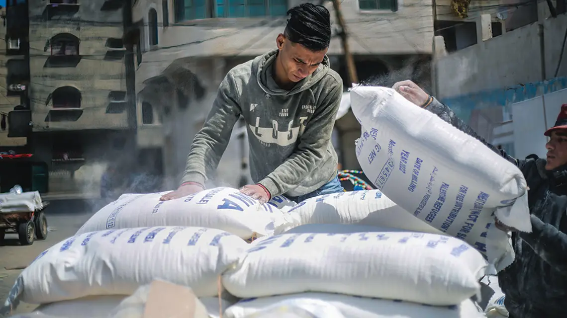 Strefa Gazy jest silnie uzależniona od dostaw pszenicy z Ukrainy i Rosji, które są w stanie wojny. Centrum dystrybucji pomocy żywnościowej UNRWA w Gazie, 16 marca 2022 r. / / AHMED ZAKOT / ZUMA PRESS / FORUM