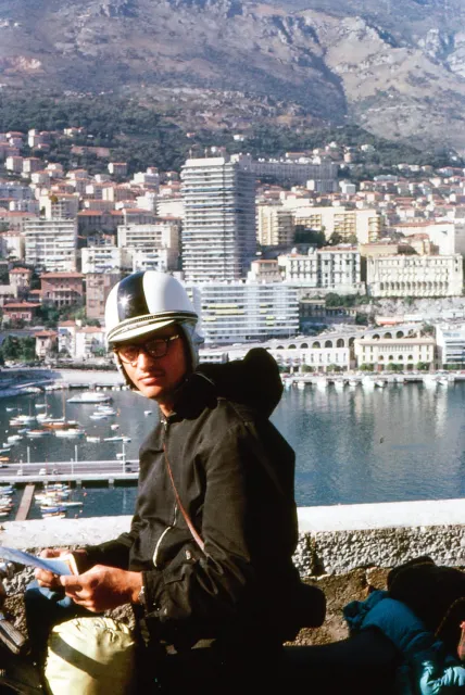 Ks. Tadeusz Pieronek na skuterze w Monte Carlo, lata 60. XX w. / ARCHIWUM RODZINNE BP. TADEUSZA PIERONKA