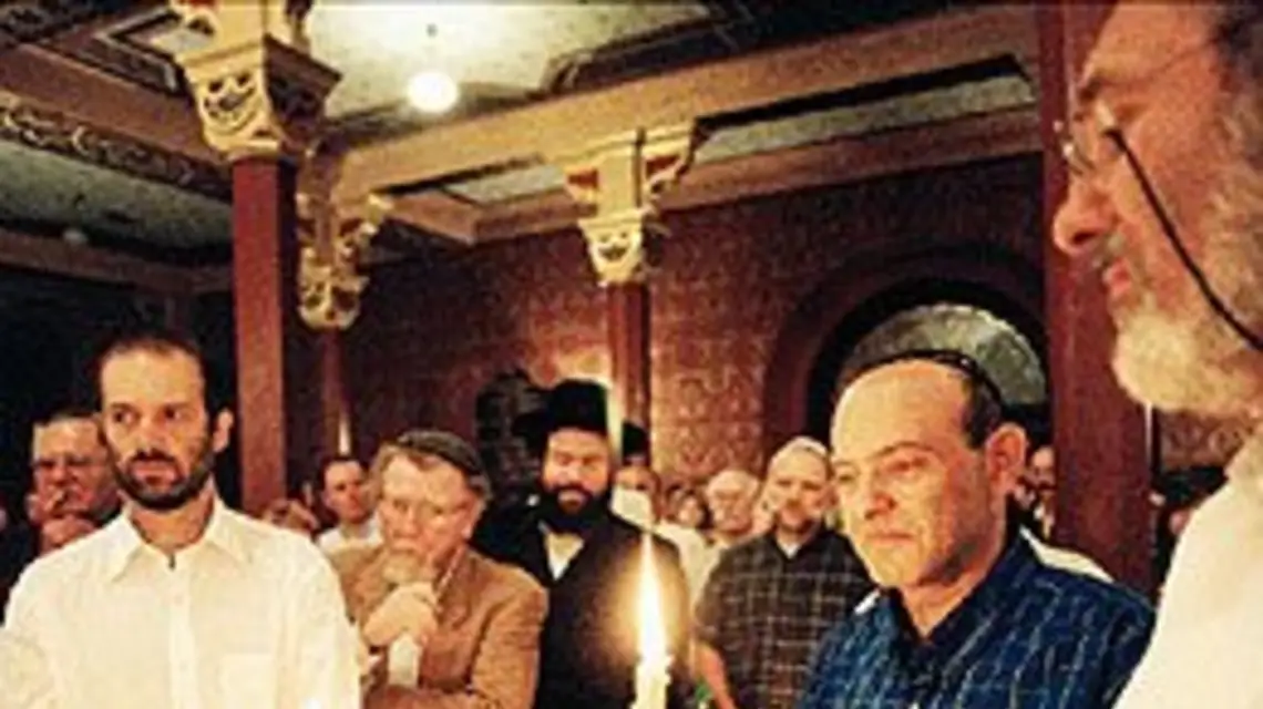 Modlitwa kończąca szabas w krakowskiej synagodze Tempel w ramach Festiwalu Kultury Żydowskiej 2003 /fot. B. Krężel/przekrój/visavis.pl / 