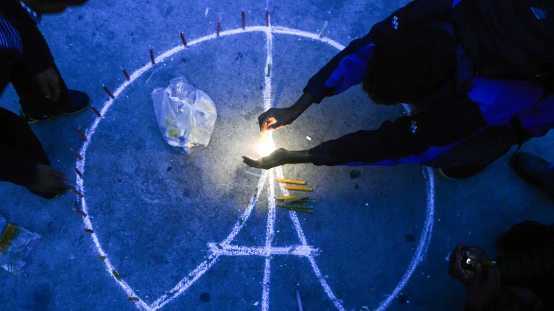 Pacyfka z wieżą Eiffla – symbol solidarności z Francją – w nepalskim Katmandu, 15 listopada 2015 r. / / Fot. PRAKASH MATHEMA / AFP / EAST NEWS