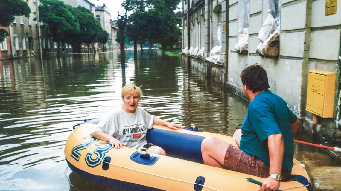 Mieszkańcy Nowej Soli na zalanej ulicy Muzealnej. Lipiec 1997 r. / MUZEUM MIEJSKIE W NOWEJ SOLI