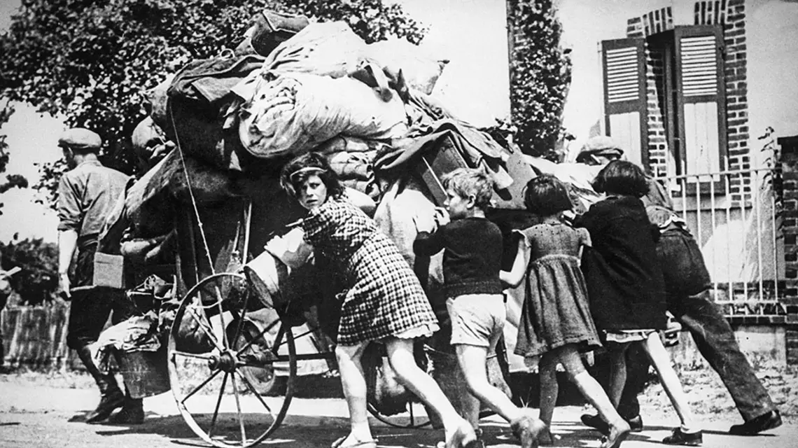 Mieszkańcy Paryża uciekają przed zbliżającym się do stolicy Francji Wehrmachtem, czerwiec 1940 r. / LAPI / ROGER-VIOLLET / EAST NEWS