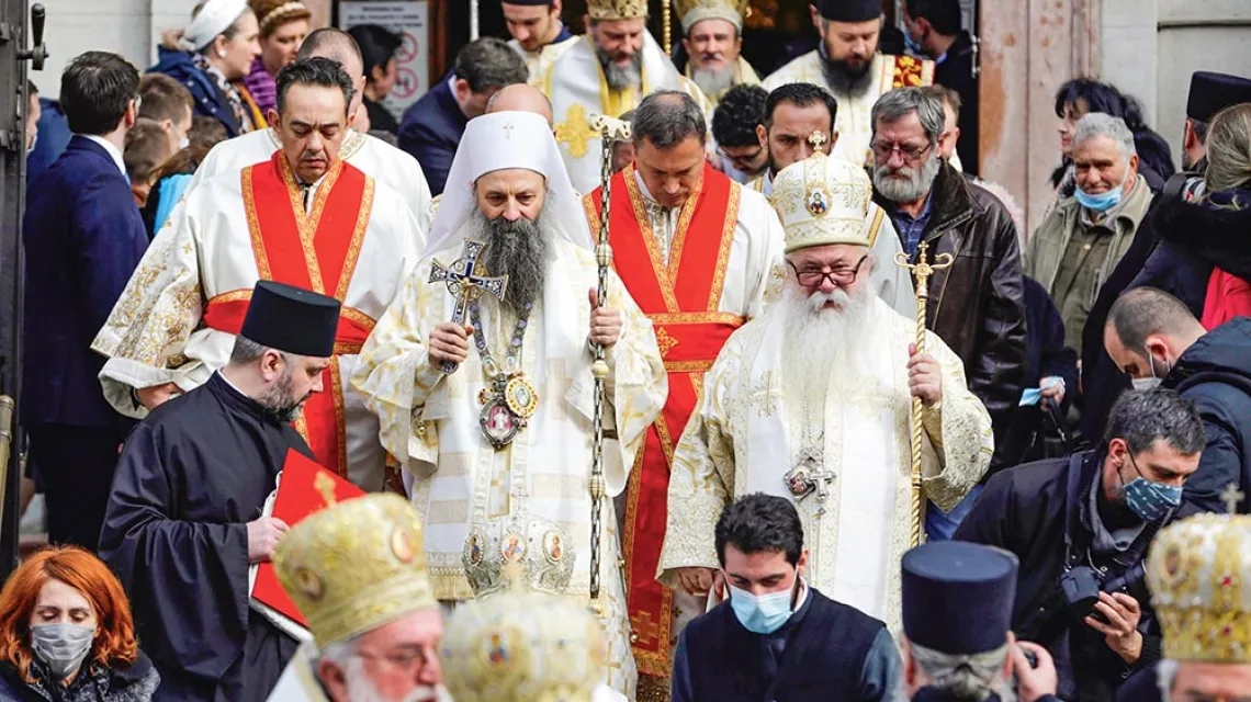Patriarcha Porfiriusz (w środku) błogosławi wiernych po mszy inauguracyjnej. Belgrad, 19 lutego 2021 r. / ANDREJ CUKIC / EPA / PAP