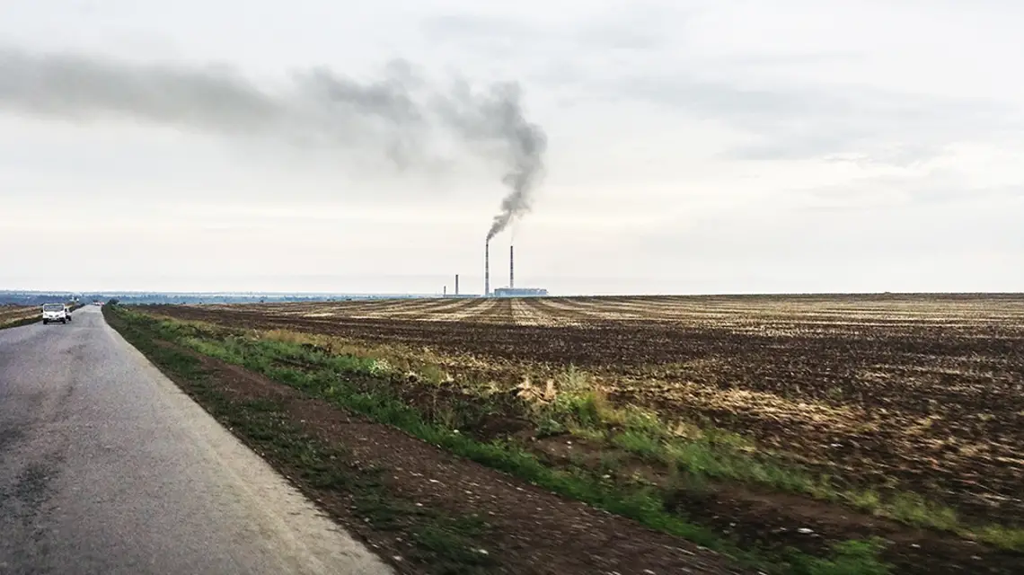 Krajobraz Donbasu; w tle kurachowska elektrownia cieplna; lato 2018 r. / TADEUSZ IWAŃSKI