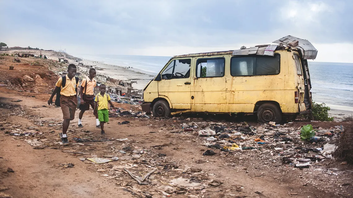 Ciągnące się kilometrami wzdłuż wybrzeży Zatoki Gwinejskiej wysypiska śmieci w Akrze, stolicy Ghany, marzec 2018 r. / GRAŻYNA MAKARA