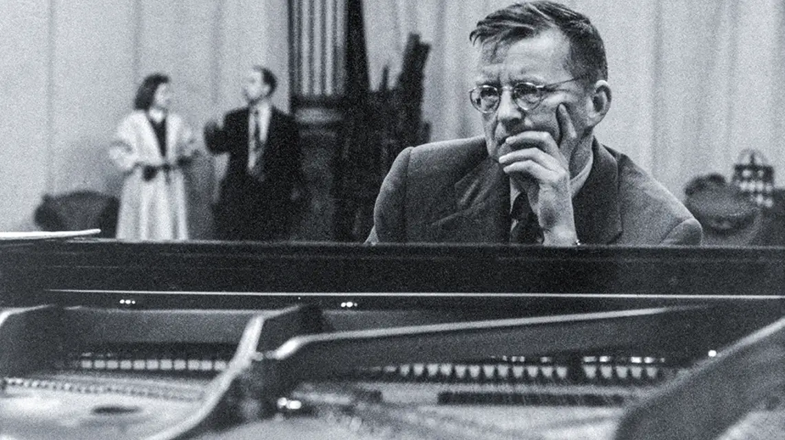 Dymitr Szostakowicz podczas nagrania swojego II Koncertu Fortepianowego, sala Wagram, Paryż, maj 1958 r. / AKG / EAST NEWS