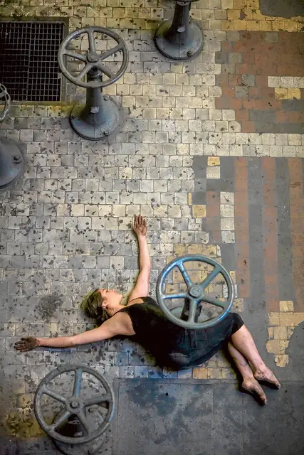 Ćwiczenia studentów Wydziału Teatru Tańca, Elektrociepłownia „Szombierki”, Bytom, 2010 r. / BARTŁOMIEJ BARCZYK / AGENCJA GAZETA