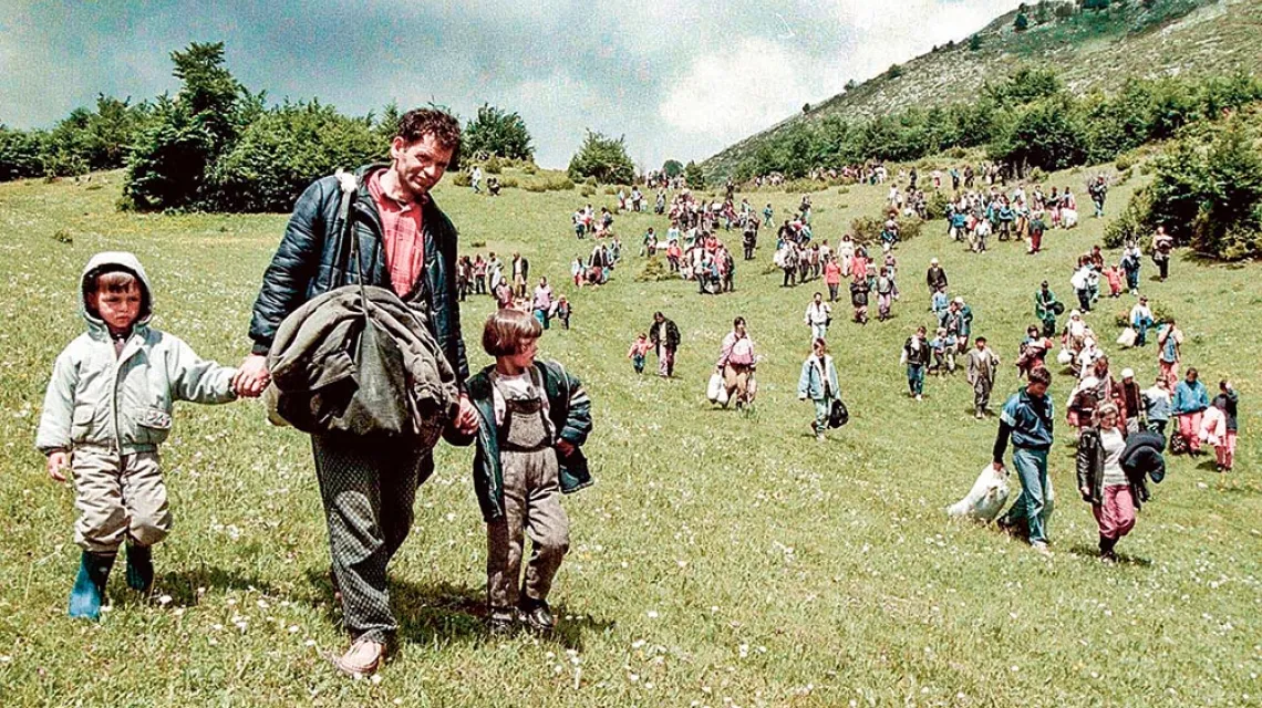 Wypędzeni przez serbskie wojska mieszkańcy wsi Junuj w Kosowie  po przekroczeniu granicy z Albanią, czerwiec 1998 r. / LOUISA GOULIAMAKI