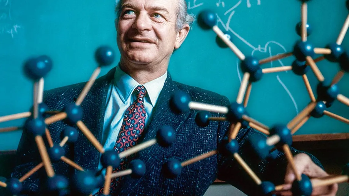 Linus Pauling (1901–1994). Jego prace doprowadziły do zmiany rozumienia, czym są wiązania chemiczne / TOM HOLLYMAN / BEW