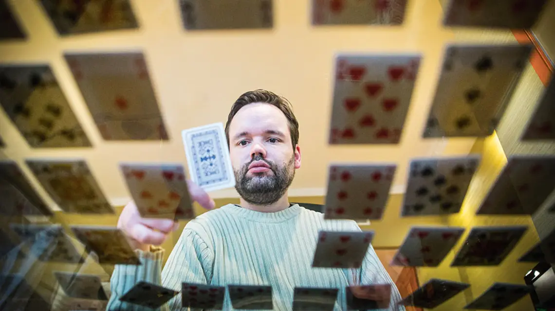 Johannes Mallow ćwiczy zapamiętywanie układu 52 kart / CLAUDIO VERBANO