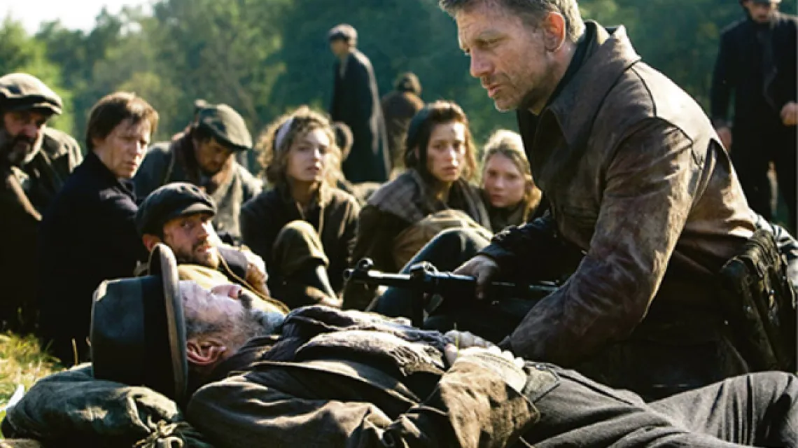 Daniel Craig jako Tewje Bielski w filmie „Opór” w reżyserii Edwarda Zwicka (USA, 2008) /fot. materiały dystrybutora / Monolith Plus / 