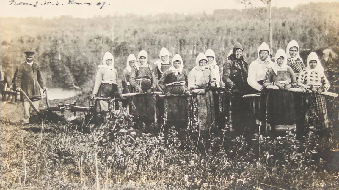Pocztówka fotograficzna przedstawiająca kobiety duchoborców ciągnące pług. Kolonia Północna w prowincji Saskatchewan. Kanada, 1907 r. / DOMENA PUBLICZNA / LIBRARY AND ARCHIVES CANADA
