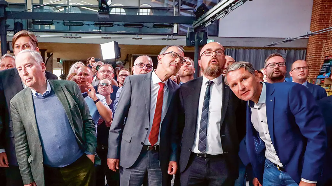 Liderzy AfD (od lewej): Alexander Gauland, Jörg Urban, Hans-Thomas Tillschneider, Björn Höcke oczekują na wyniki wyborów w Saksonii-Anhalt. Magdeburg, 6 czerwca 2021 r. / KAI PFAFFENBACH / REUTERS / FORUM