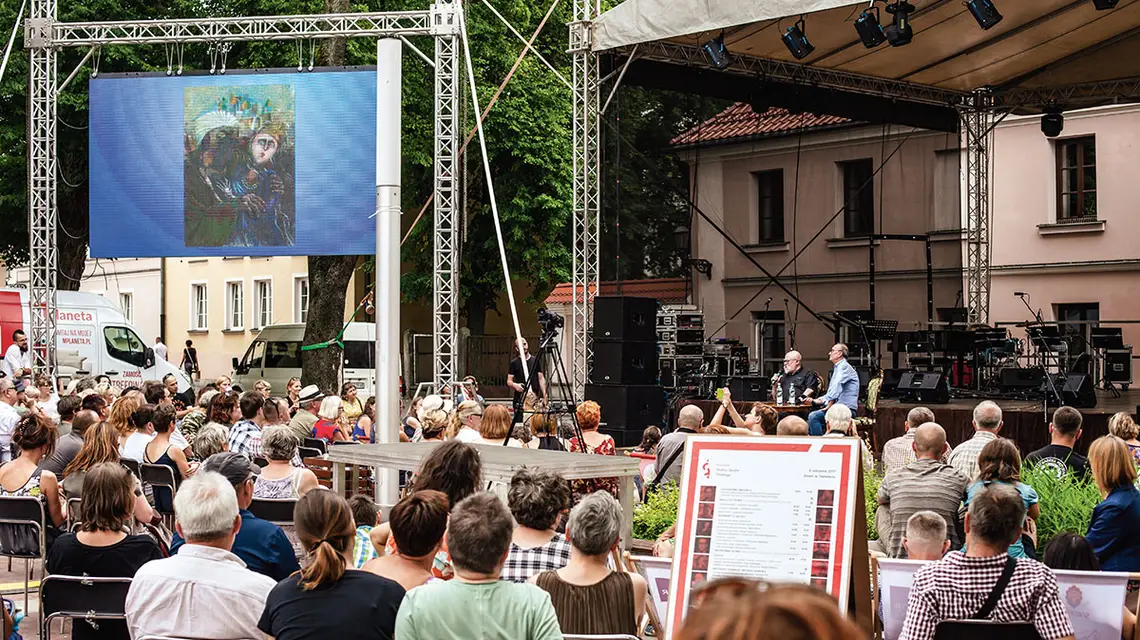 Spotkanie Kiełbasa i sznurek: Jerzy Bralczyk w rozmowie z Michałem Ogórkiem. Zamość, Rynek Wodny, 6 sierpnia 2017 r. / GRZEGORZ WINNICKI / FESTIWAL STOLICA JĘZYKA POLSKIEGO