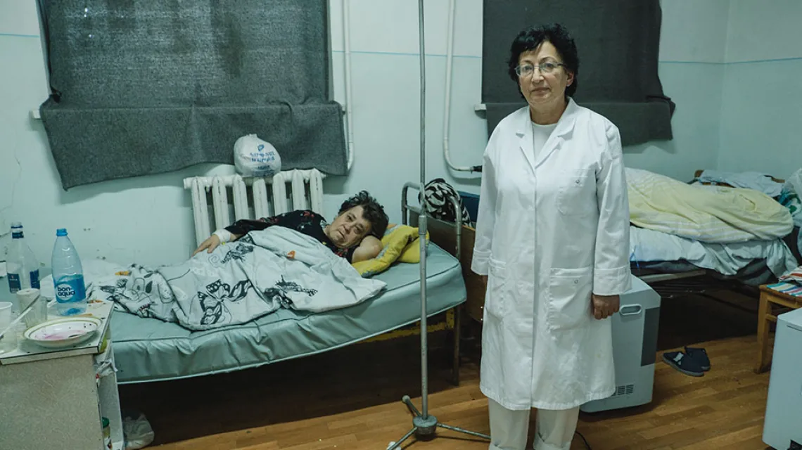 Malwina Badalan, szefowa oddziału chorób zakaźnych w szpitalu w Stepanakercie, zwykle nie nosi maski ani rękawiczek, bo twierdzi, że już przeszła covid. 27 października 2020 r. / PAWEŁ PIENIĄŻEK