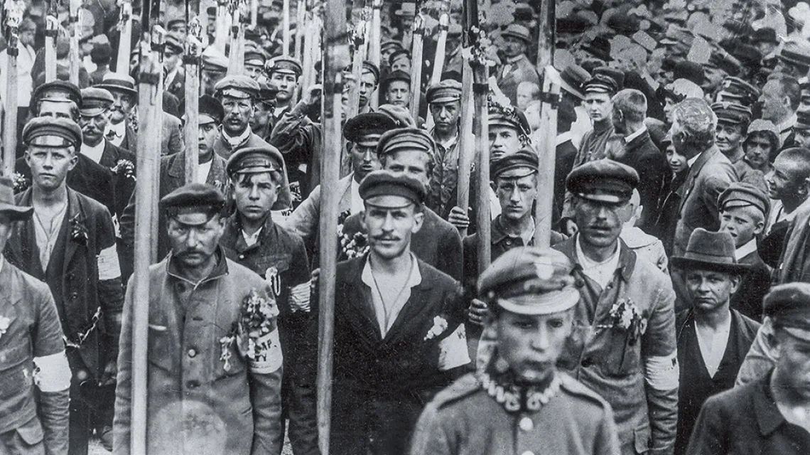 Oddział polskich robotników-ochotników uzbrojonych w kosy wyrusza na front wojny polsko-bolszewickiej, 1920 r. / ULLSTEINBILD / BEW