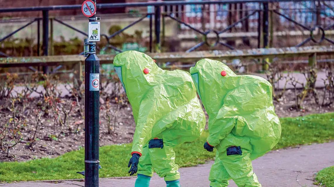 Brytyjscy śledczy pracują przed centrum handlowym, gdzie otruto Siergieja Skripala i jego córkę. Salisbury, marzec 2018 r. / ANDREW MATTHEWS / PA / EAST NEWS