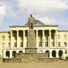 Siedziba władz miejskich w Gori, na dachu nowa flaga Gruzji, obowiązująca od Rewolucji Róż; przed budynkiem pomnik ziomka: Józefa Stalina /fot. W. Bartuzi / 