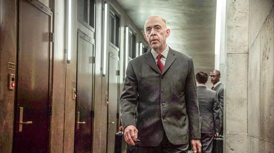 J.K. Simmons w podwójnej roli Silka daje pokaz aktorskiego kunsztu / MATERIAŁY DYSTRYBUTORA