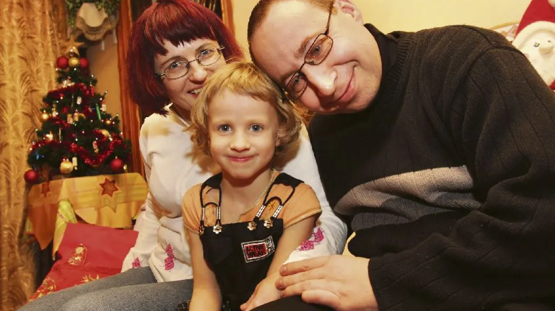 5-letnia Ola i jej rodzice Elżbieta i Wiesław Orzechowie, Dębica, 23 grudnia 2008 r. / fot. Maciej Grabowski / 
