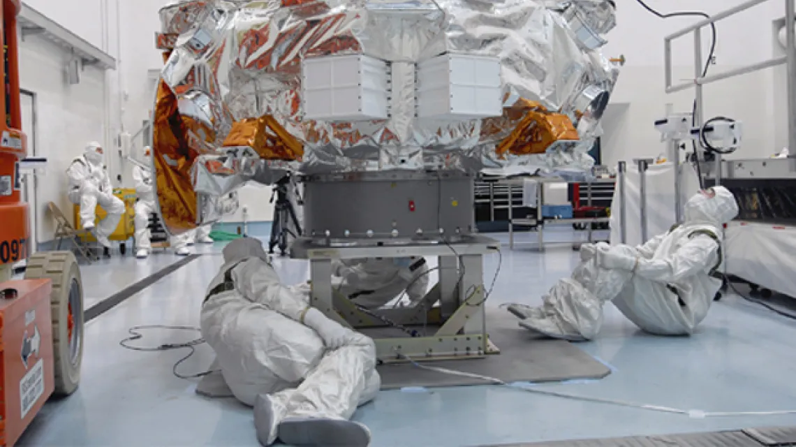 Sonda Kepler jeszcze w laboratorium Astrotech. Titusville (Floryda), 13 lutego 2009 r. /fot. NASA / 