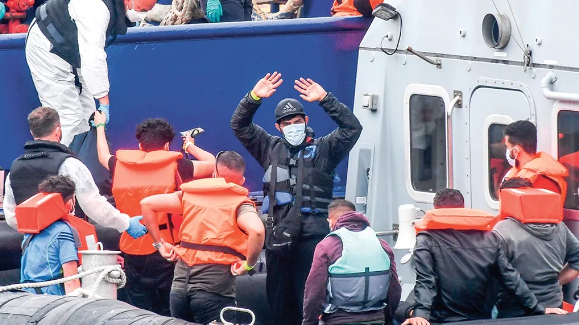 Imigranci zatrzymani na wodach kanału La Manche. Dover, Wielka Brytania, 12 sierpnia 2020 r. / PETER SUMMERS / GETTY IMAGES