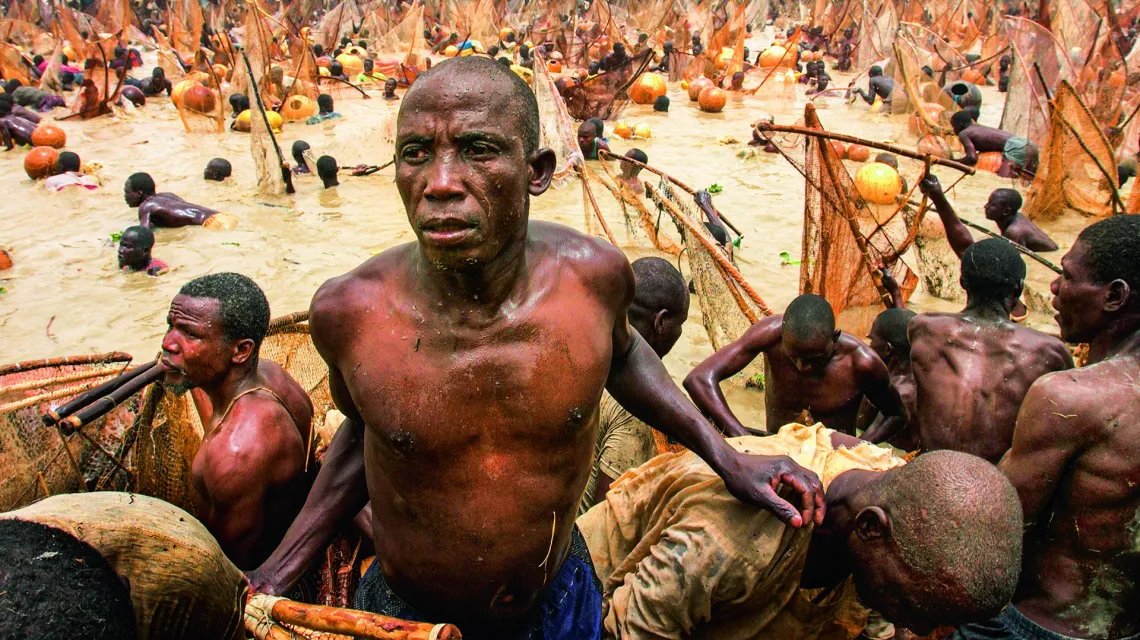 W poszukiwaniu największej ryby. 30 tys. mężczyzn zmierza na Festiwal Połowów w Argungu w Nigerii, organizowany od 1934 r. Marzec 2004 r. / fot. Jacob Silderberg / Getty Images