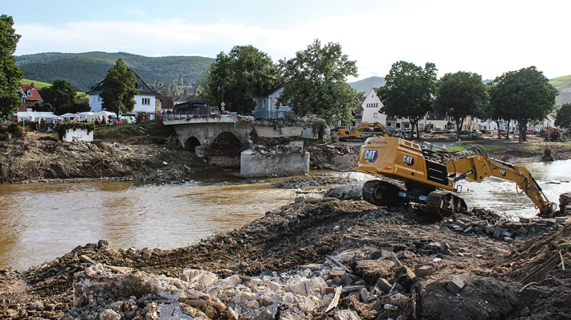 Miasteczko Ahrweiler po powodzi, widoczny zniszczony most, 25 lipca 2021 r. / ŁUKASZ GRAJEWSKI