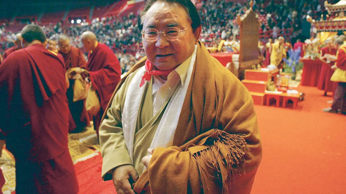 Sogjal Rinpocze podczas ceremonii buddyjskiej w hali sportowej Paris-Bercy, 2003 r. / JOEL ROBINE / AFP / EAST NEWS