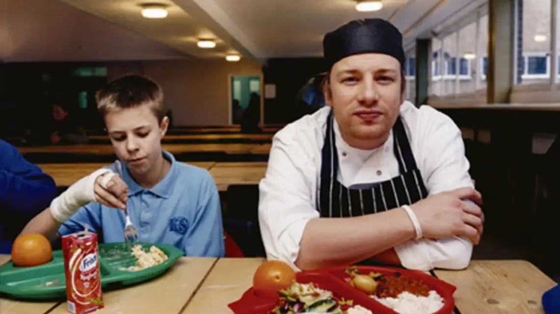Jamie Oliver, słynny brytyjski kucharz i laureat tegorocznej Nagrody TED, chce ucywilizowac szkolne stołówki. / fot. PETER DENCH / CORBIS / 