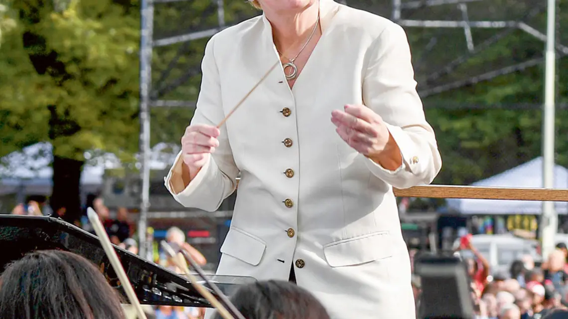 MARIN ALSOP i Nowojorska Orkiestra Filharmoniczna podczas koncertu „We Love NYC”. Nowy Jork, 21 sierpnia 2021 r. / KEVIN MAZUR / GETTY IMAGES