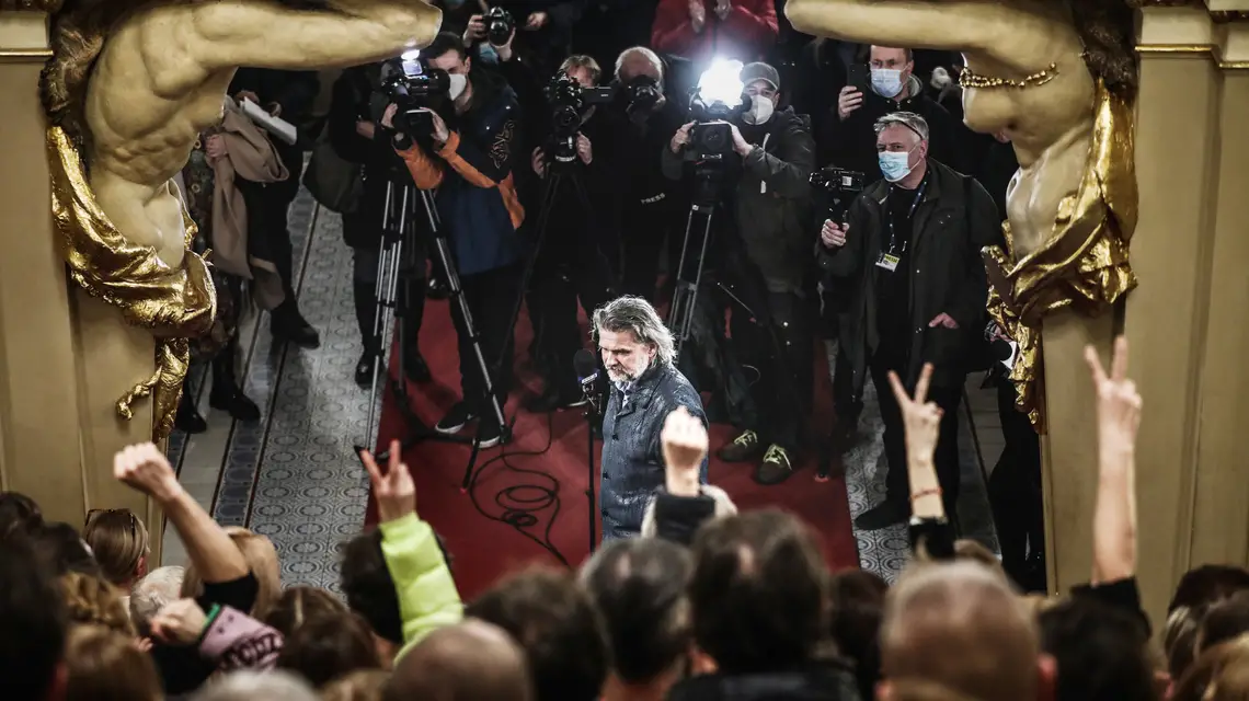 Dyrektor Teatru Słowackiego Krzysztof Głuchowski podczas konferencji prasowej po podaniu informacji o uruchomieniu procedury odwołania go ze stanowiska. Kraków, 17 lutego 2022 r. Fot. Jakub Włodek / Agencja Wyborcza.pl / 