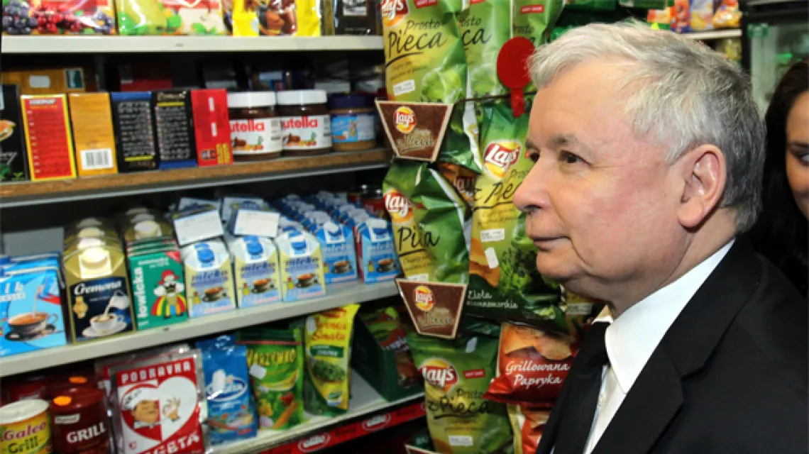 Jarosław Kaczyński podczas słynnych zakupów w jednym z warszawskich sklepów spożywczych, gdzie PiS zorganizował konferencję prasową na temat cen żywności. 22 marca 2011 r. / fot. PAP/Radek Pietruszka / 